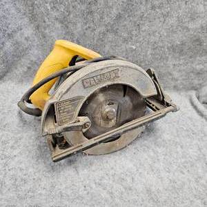 lot 71 image: Dewalt2.5 HP Skill Saw Model DW369
