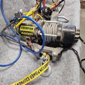 lot 92 image: Champion 4500lb Winch w2 Receiver Mount