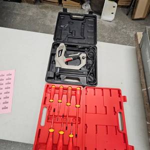 lot 279 image: Arrow Electric Stapler, T & E Tools Electricians Screwdriver Set-Like New