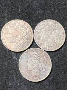 lot 39 image: 2 US 1921 MORGAN SILVER DOLLARS WITH 1922 PEACE DOLLAR