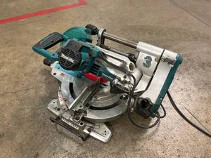lot 31 image: Makita LS1019L Dual-Bevel Sliding Compound Miter Saw
