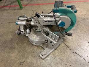 lot 32 image: Makita LS1216L 12-Inch Dual-Bevel Sliding Compound Miter Saw