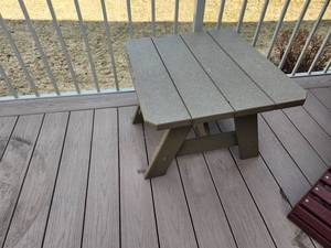 lot 32 image: Outdoor Side Table