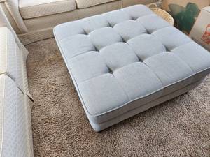 lot 37 image: Square Tufted Ottoman