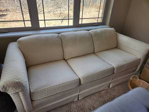 lot 40 image: Flexsteel Beige Three-Seater Sofa