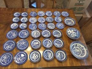 lot 2 image: Vintage Willow Pattern China Set