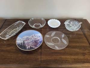 lot 44 image: Vintage Decorative Glass and Plate Set