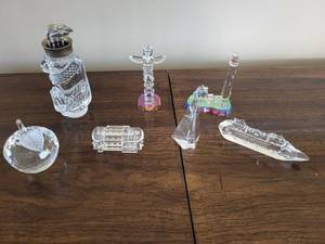lot 48 image: Waterford Crystal Golf Bag Paperweight and Variety of Crystal Glass Figurine Collection