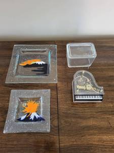 lot 55 image: Artisanal Glass Decor Set