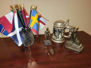 lot 259 image: Vintage Decor and Collectibles Set