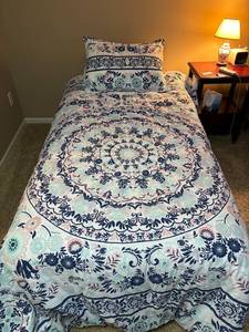lot 206 image: Sleep Number Twin Bed with Comforter Set