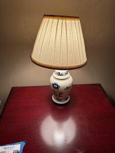 lot 208 image: Vintage Ceramic Floral Table Lamp