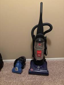 lot 216 image: Bissell & Shark Vacuum Cleaner Combo