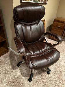 lot 18 image: Brown Leather Executive Office Chair