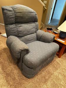lot 21 image: Oversized Recliner