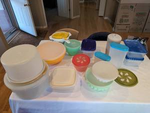 lot 93 image: Vintage Tupperware Kitchen Lot