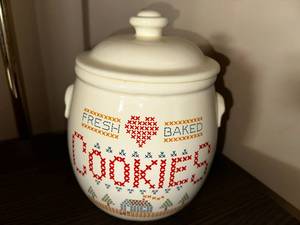 lot 123 image: Vintage Style Fresh Baked Cookie Jar