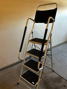 lot 140 image: Four-Step Safety Ladder