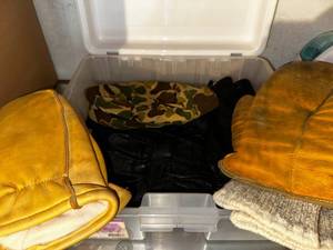 lot 278 image: Leather Gloves & Camo Hat Bundle