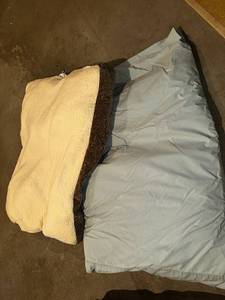 lot 280 image: Cozy Plush Pet Bed for DogsCats