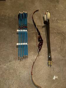 lot 283 image: Recurve Bow with Arrows Set