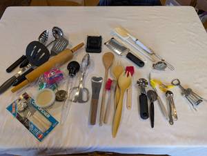lot 107 image: Versatile Kitchen Utensil Set Lot
