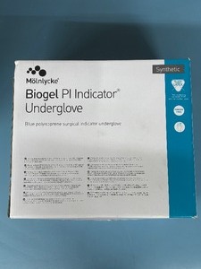 lot 33 image: 1 Box (50 Pairs)&nbspNEW Molnlycke 41685 Biogel Polyisoprene Surgical PI Indicator Undergloves - Size 8 12 Blue