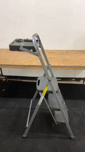 lot 43 image: Folding Metal Step Ladder with Utility Tray