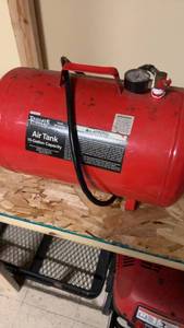 lot 59 image: Used 10-Gallon Air Tank with Pressure Gauge