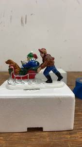 lot 143 image: Dept 56 Snow Village Caroling Through The Snow Ceramic Accessory