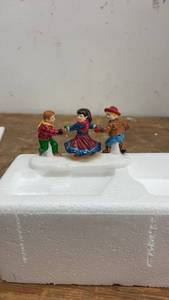 lot 162 image: Set of Vintage Ceramic Ice Skating Figurines