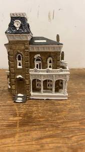 lot 190 image: Vintage 1985 Snowhouse Series Ceramic Lighted House