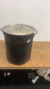 lot 225 image: Large Deep Turkey Fryer Pot with Strainer and Lid