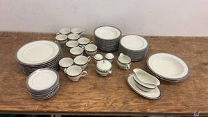 lot 9 image: 89-Piece Mikasa Fine China Set L3245 Palatial Platinum