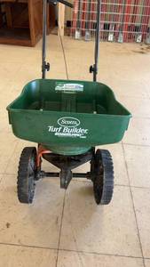 lot 267 image: Scotts Turf Builder Mini Broadcast Spreader