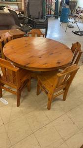lot 282 image: Round Pine Dining Table with Set of 6 Matching Chairs