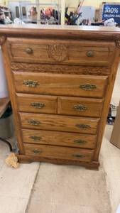lot 293 image: Vintage Oak 6-Drawer Dresser with Brass Hardware