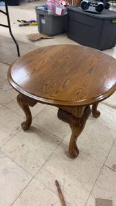 lot 299 image: Set of 2 Wooden End Tables with Carved Legs
