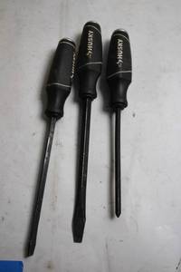 lot 123 image: Set of 3 Husky Screwdrivers with Various Tips