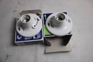 lot 266 image: Set of 2 Leviton Plastic Lampholders with Pull Chain