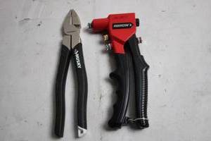lot 375 image: Arrow Rivet Gun and Husky Diagonal Plier Set