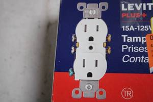 lot 388 image: Leviton Plus 10 Pack 15A-125V Tamper-Resistant Outlets