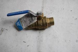lot 425 image: Everbilt 34 Inch Brass Ball Valve