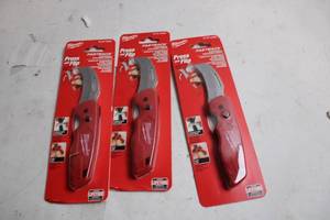 lot 450 image: Set of 3 Milwaukee Fastback Folding Utility Knives