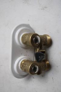 lot 457 image: Brass Plumbing Valve Connector