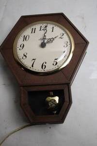 lot 11 image: Vintage Spartus Electric Hexagon Wall Clock