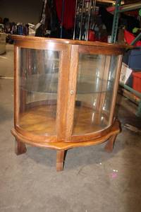 lot 91 image: Wooden Curved Glass Display Cabinet with Shelves