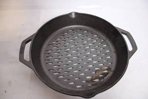 lot 110 image: Lodge 1896 Cast Iron Grilling Pan with Perforated Base