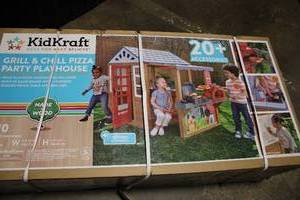lot 126 image: KidKraft Grill & Chill Pizza Party Playhouse with 20 Accessories