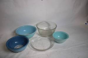 lot 135 image: Set of 5 Vintage Mixing and Serving Bowls in Blue and Clear Glass